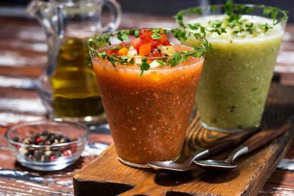 Sopas Frías Frescas Gazpacho Rojo Verde Gafas Primer Plano — Foto de Stock