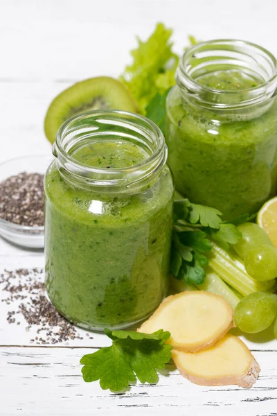 Groene Groenten Fruit Smoothies Potten Bovenaanzicht — Stockfoto