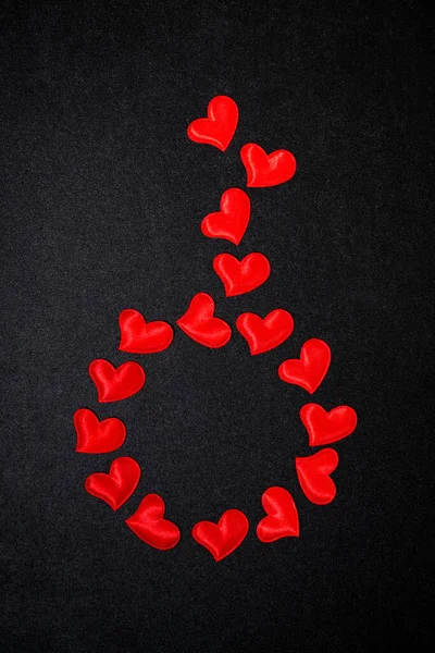Bakgrund Röda Dekorativa Hjärtan Svart Vertikal Ovanifrån — Stockfoto
