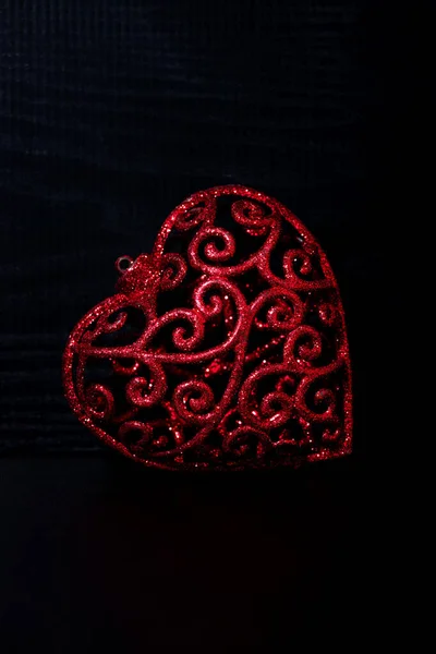 Corazón Decorativo Rojo Sobre Fondo Negro Primer Plano Vertical —  Fotos de Stock