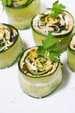 Salatalık ve humus soslu vejetaryen dürümleri.