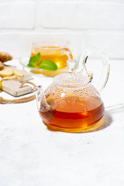 Чайник Чаю Лимоном Імбиром Ятою Зміцнення Імунної Системи Білому Столі — стокове фото