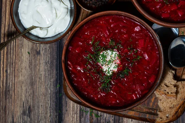 Hidangan Tradisional Rusia Borsch Dengan Krim Asam Dan Dill Pada — Stok Foto