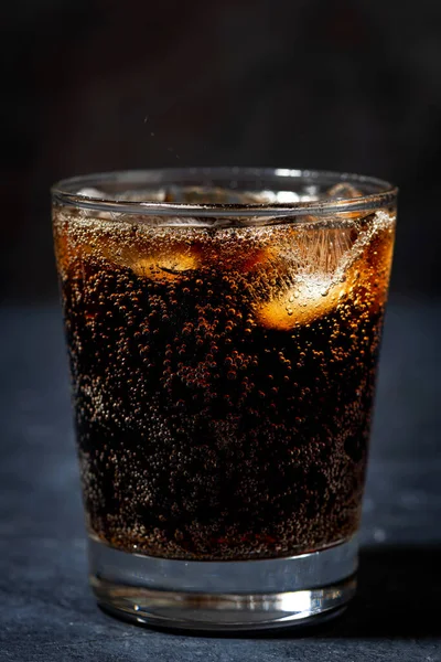 Стакан Кока Колы Льдом Темном Фоне Крупным Планом — стоковое фото
