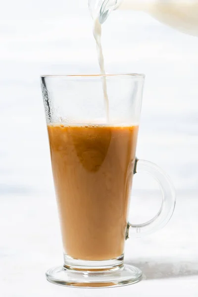 Milch Wird Eine Glasschale Mit Kaffee Gegossen Vertikale Nahaufnahme — Stockfoto