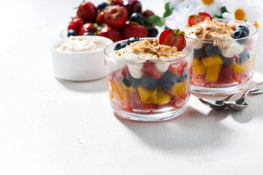 Muhallebi ve beyaz arka planı olan çeşitli taze meyveler, yatay, üst görünüm