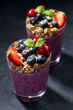 Tahıllı sağlıklı tatlı ve arka planda böğürtlen.