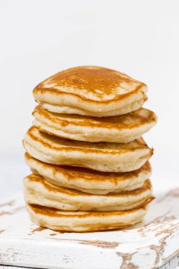 Beyaz arka planda bir yığın leziz krep, yakın plan.