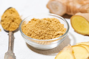 Beyaz arka planda kurumuş ve taze zencefil, yatay olarak yakın plan