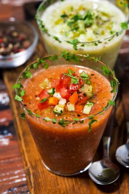 Taze soğuk çorba. kırmızı ve yeşil gözlüklü, dikey