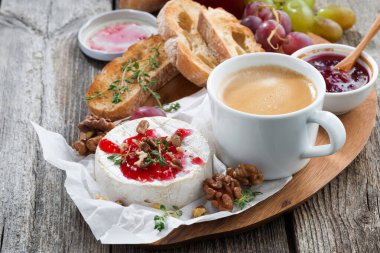 gurme kahvaltısı - çilek reçelli camembert, tost, kahve ve üzüm, yatay