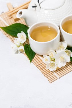 Japon çay seremonisi. Yasemin ile yeşil çay. beyaz arkaplan, üst görünüm