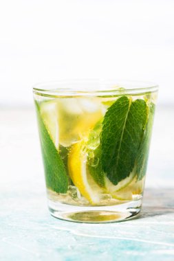 Taze soğuk mojito, dikey yakın plan.