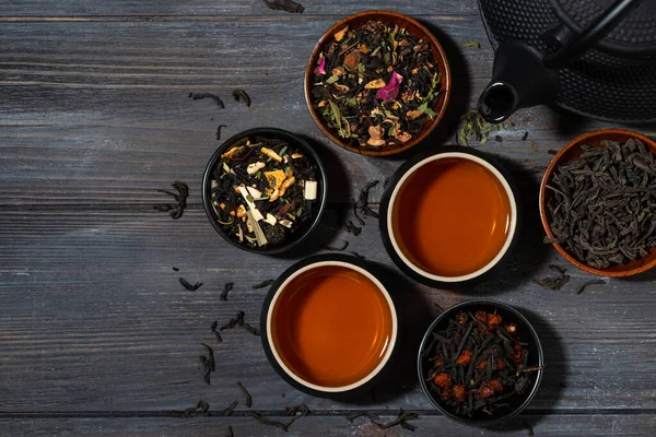 Illatos Teák Választéka Fekete Virágos Gyógynövényes Italok Fából Készült Háttérrel — Stock Fotó