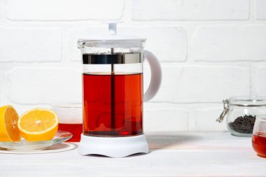 Beyaz arka planda Fransız baskısında limonlu siyah çay, yakın plan.