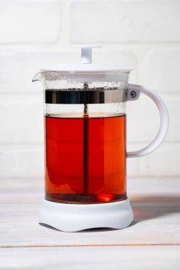 Fransız basınında taze siyah çay, dikey yakın plan.