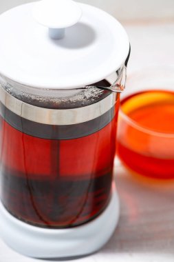 Beyaz arka planda Fransız basınında taze siyah çay, yakın plan.