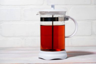 Fransız basınında taze siyah çay, yatay.