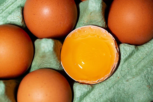 Huevos Gallina Enteros Frescos Huevo Partido Primer Plano —  Fotos de Stock