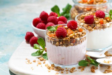 Tahıllı tatlı, taze ahududu ve meyveli yoğurt, yakın plan.