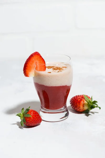 Erdbeer Joghurt Milchshake Vertikale Nahaufnahme — Stockfoto