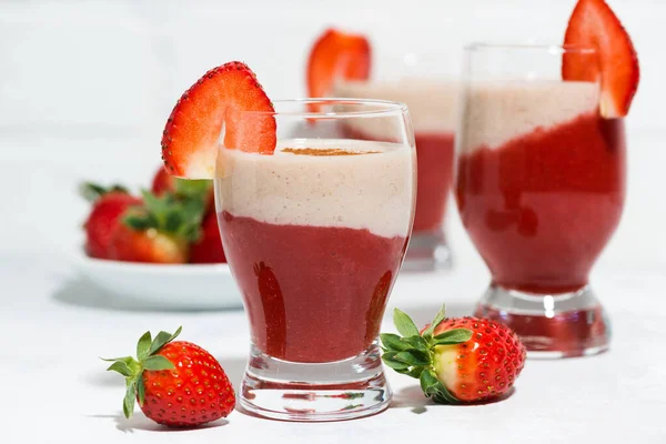 Sweet Strawberry Yoghurt Milkshake Glasses Closeup Horizontal — Stock Photo, Image