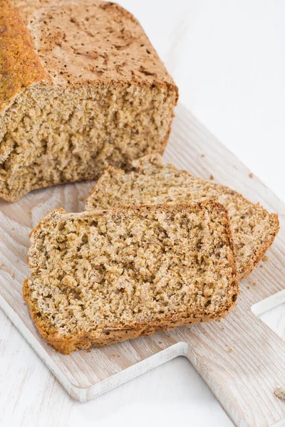 Banana Bread Cutting Board Vertical Top View — Stock Photo, Image