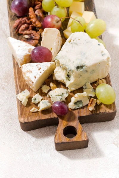 Peynir Tahtası Taze Meyve Bal Beyaz Arkaplan Üst Görünüm Dikey — Stok fotoğraf