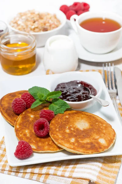 Deliciosos Panqueques Con Frambuesas Mermelada Para Desayuno Vista Vertical — Foto de Stock