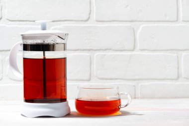 Beyaz arka planda Fransız basınında taze siyah çay, yatay yakın plan