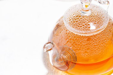 Sıcak çay ile cam çaydanlık, yakın plan.