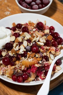 Taze böğürtlenli tatlı çörekler, dikey üst manzara