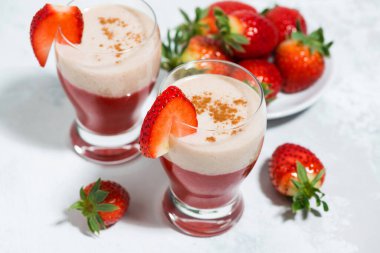 Çilekli yoğurt bardakta milkshake, yatay üst manzara.