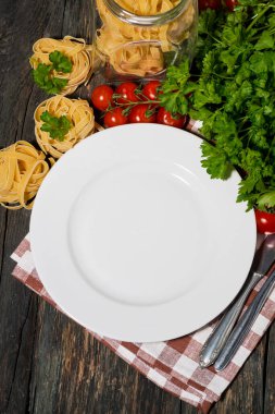 Masa, beyaz tabak, makarna ve sebze ile ahşap bir masa, üst manzara