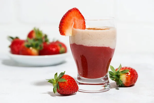 Sweet Strawberry Yoghurt Milkshake Closeup Horizontal — Stock Photo, Image