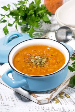 Sağlıklı yemek. Soslu mercimek ve balkabağı çorbası.