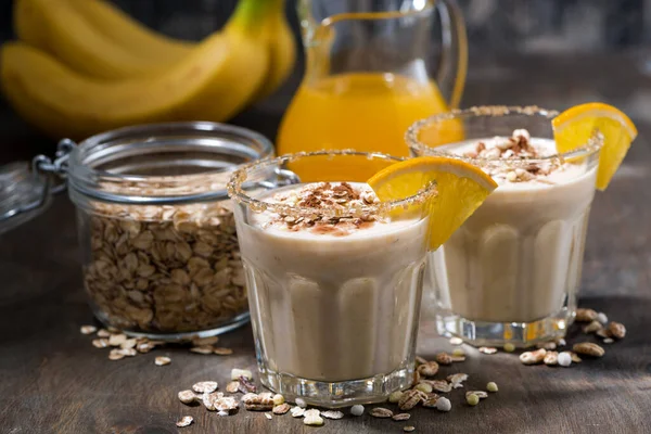 Batido Saludable Con Harina Avena Plátano Naranja Mesa Oscura Primer —  Fotos de Stock