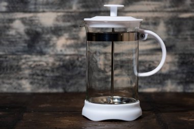 Çay ve kahve demlemek için boş Fransız presi, yakın plan.