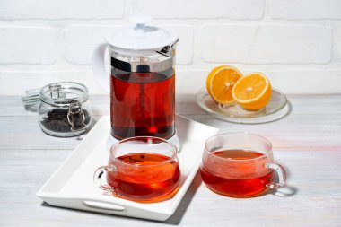 Limonlu taze siyah çay. Fransız pres makinesinde demlenmiş. Üst tarafı yatay.