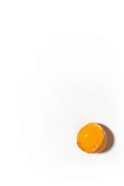 Μισό Κέλυφος Σπασμένο Αυγό Κοτόπουλου Λευκό Φόντο Κάθετη Κάτοψη — Φωτογραφία Αρχείου