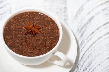 Beyaz arka planda bir fincan sıcak çikolata, yakın plan.