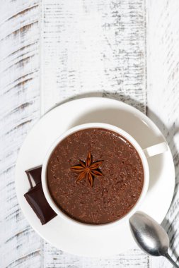 Bir fincan sıcak çikolata, en iyi manzara.