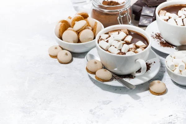 Xícaras Chocolate Quente Com Marshmallows Fundo Branco Horizontal — Fotografia de Stock
