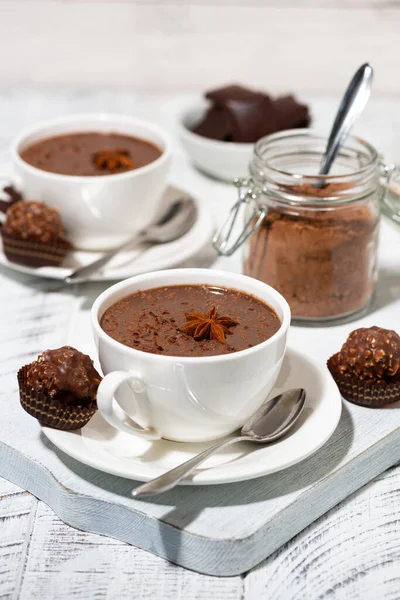 Heiße Schokolade Und Süßigkeiten Auf Weißem Tisch Vertikale Nahaufnahme — Stockfoto