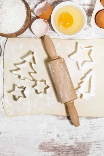 クリスマスクッキーを焼くための成分 クッキーカッターとローリングピン 垂直方向のトップビュー — ストック写真