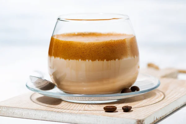 Milchkaffee Mit Sahneschaum Glas Auf Weißem Hintergrund Nahaufnahme Horizontal — Stockfoto