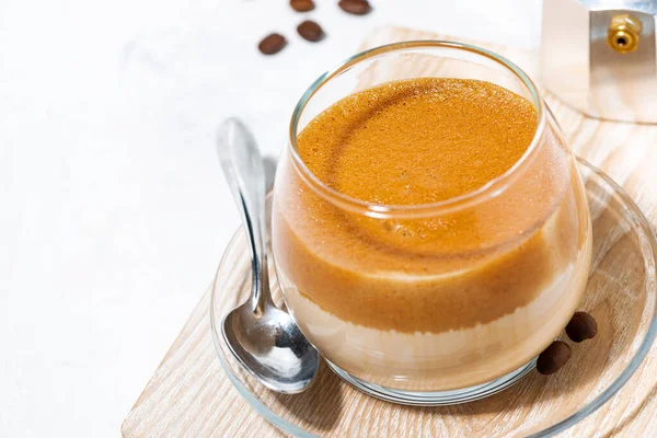 Café Lechoso Con Espuma Crema Vidrio Sobre Fondo Blanco Vista — Foto de Stock