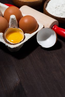 Taze yumurta paketleme ve pişirme malzemeleri, dikey üst görünüm