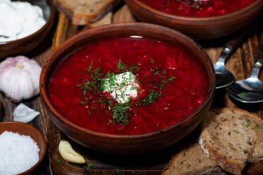 Ekşi kremalı geleneksel Rus çorbası, üst manzaralı.