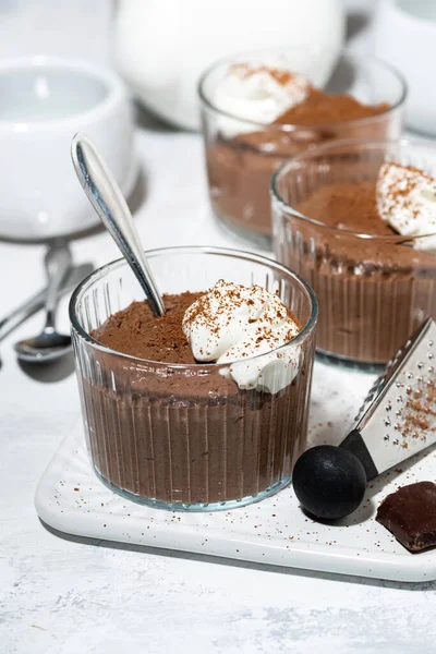 Mousse Chocolat Sucrée Avec Crème Fouettée Dans Les Verres Verticale — Photo